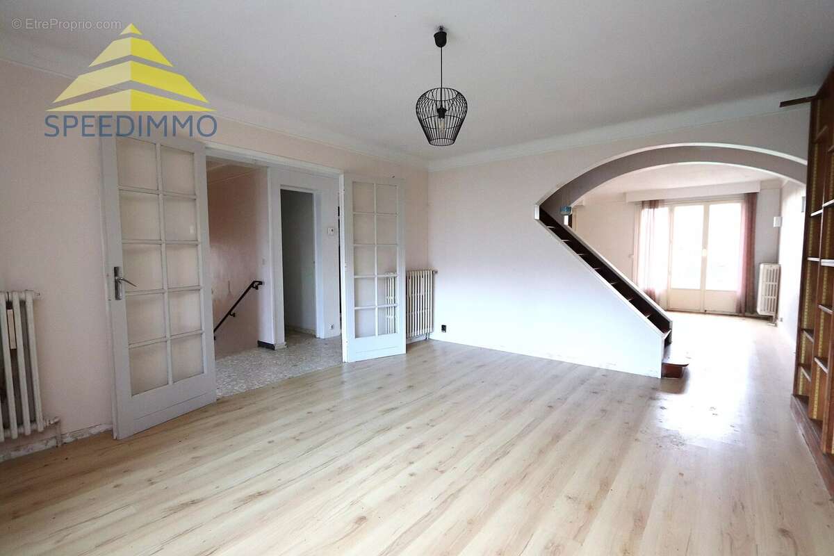 Maison à MANDRES-LES-ROSES