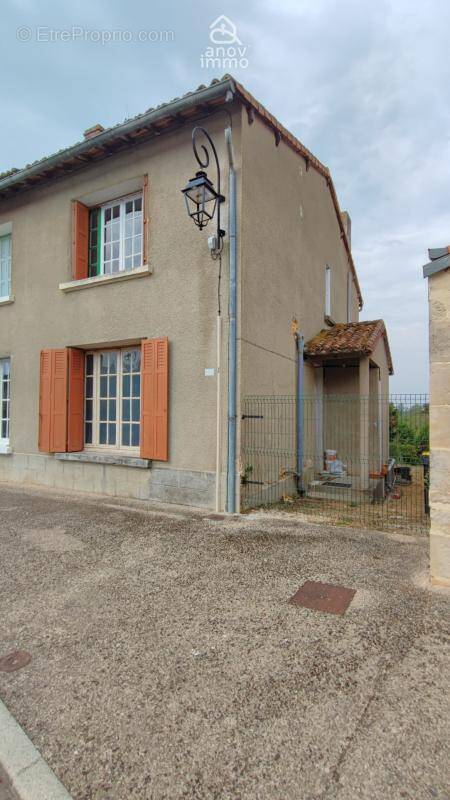 Charmante maison de bourg avec jardin, cave et 2 chambres - photo 1