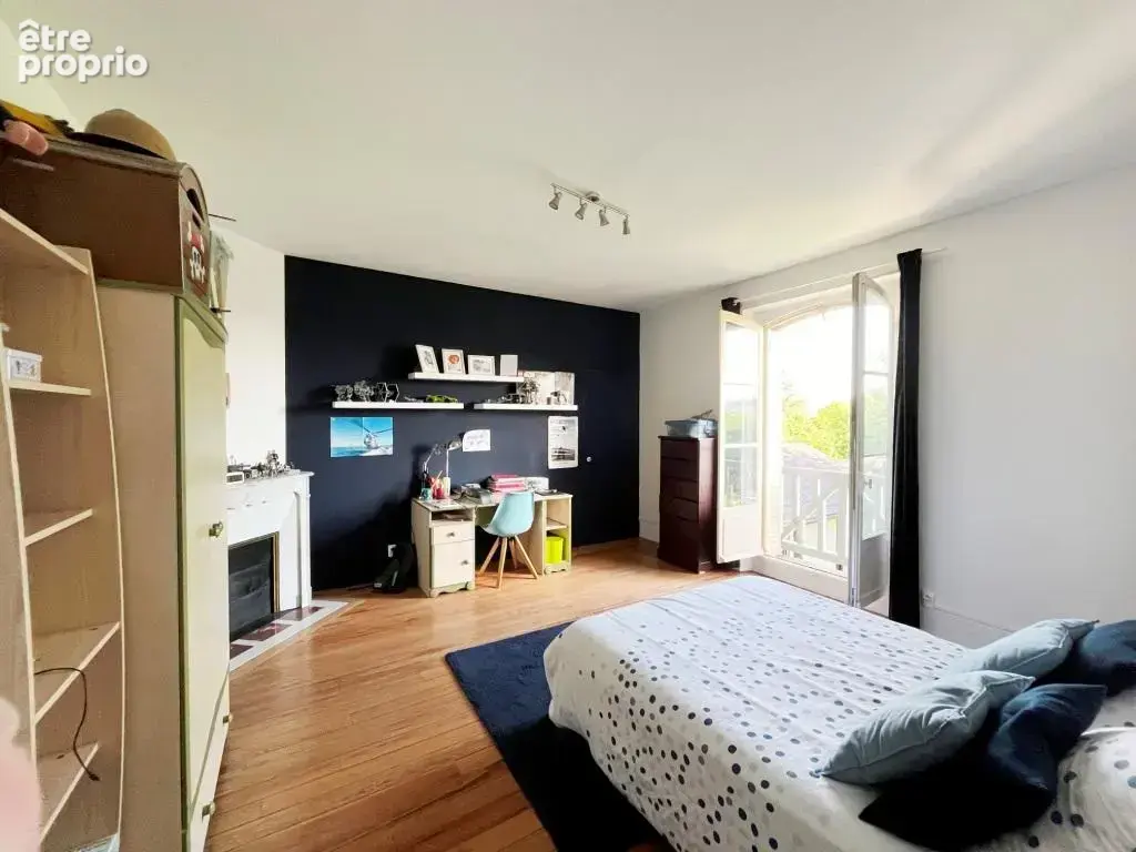 District de SENS, tout commerce à pied:  TRÈS JOLIE MAISON BOURGEOISE de 180 m2  son vaste salon et ses 4 cham - photo 16