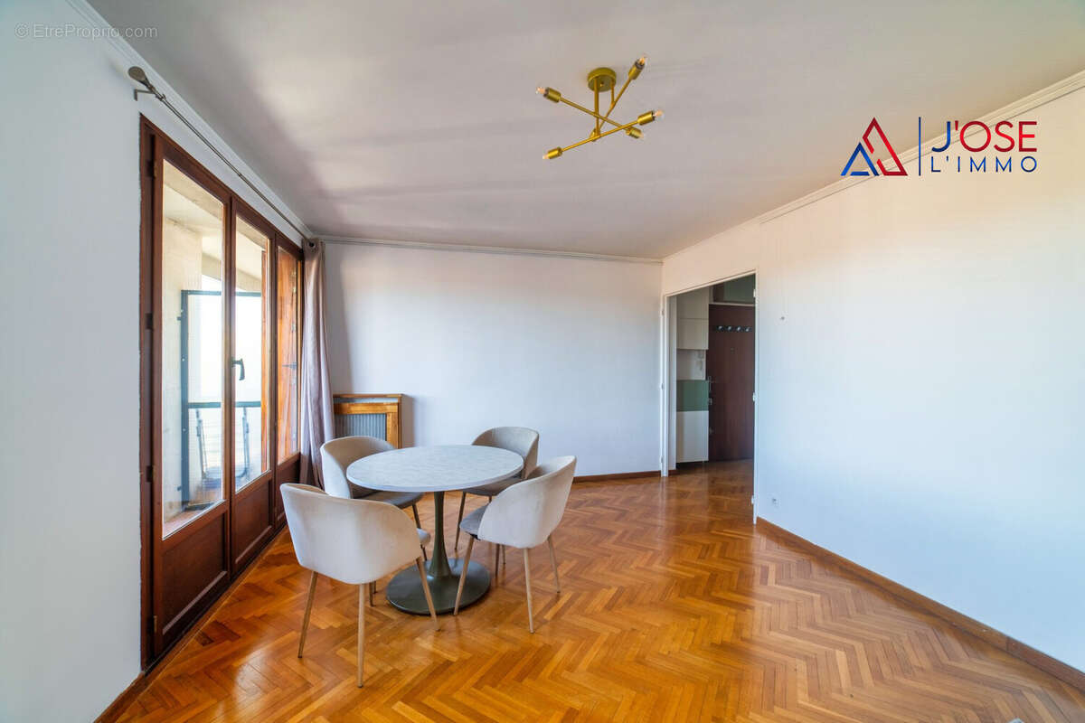 Pièce de vie spacieuse et parquet - Appartement à AIX-EN-PROVENCE