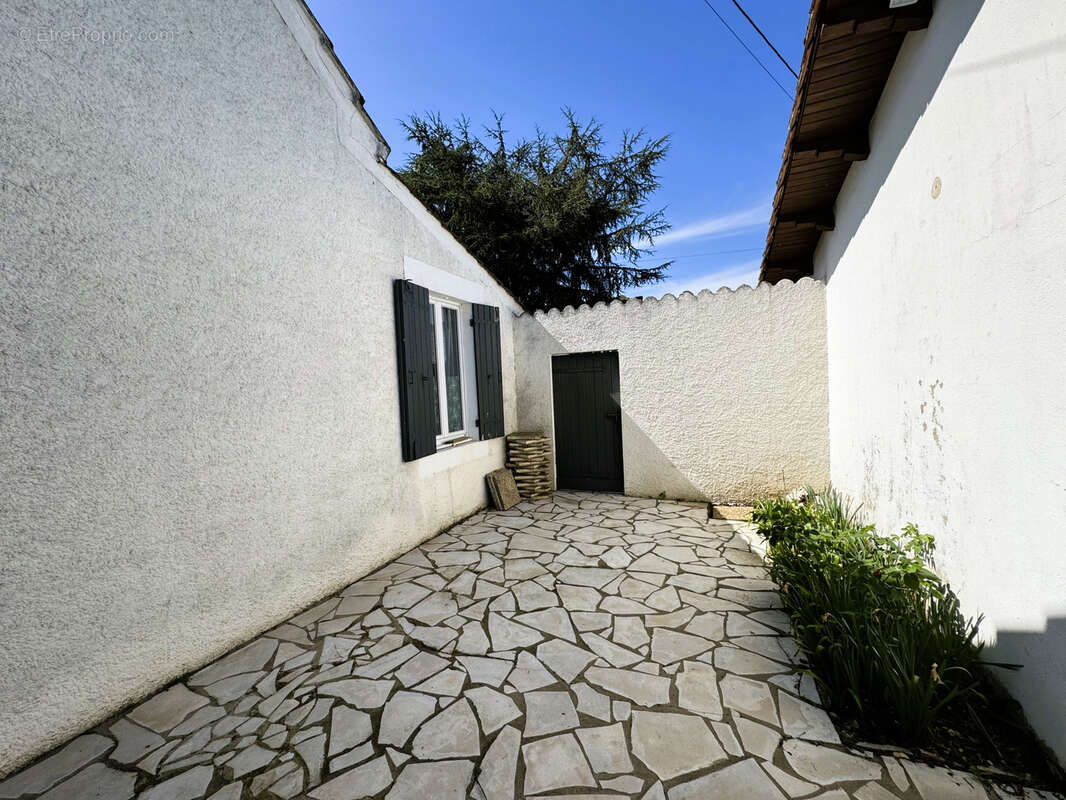 Maison à COURS-DE-PILE