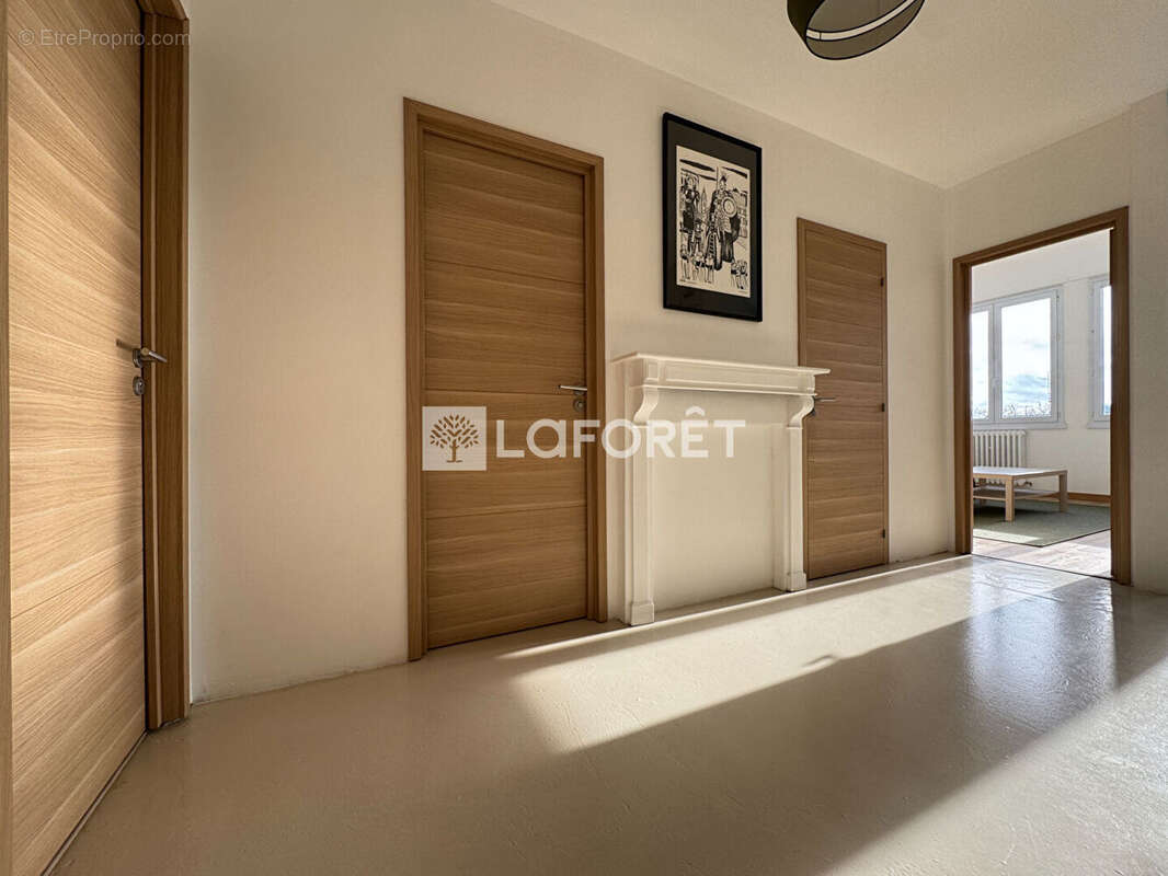 Appartement T3 en centre ville de DOUAI avec cave et place de parking - photo 3