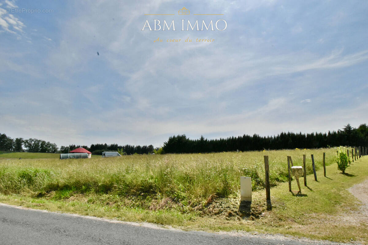 Terrain à SAINT-JULIEN-DE-CREMPSE