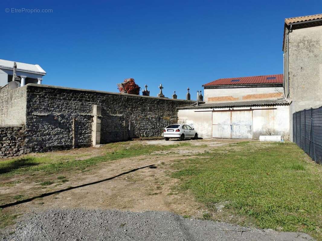   - Terrain à AUBENAS