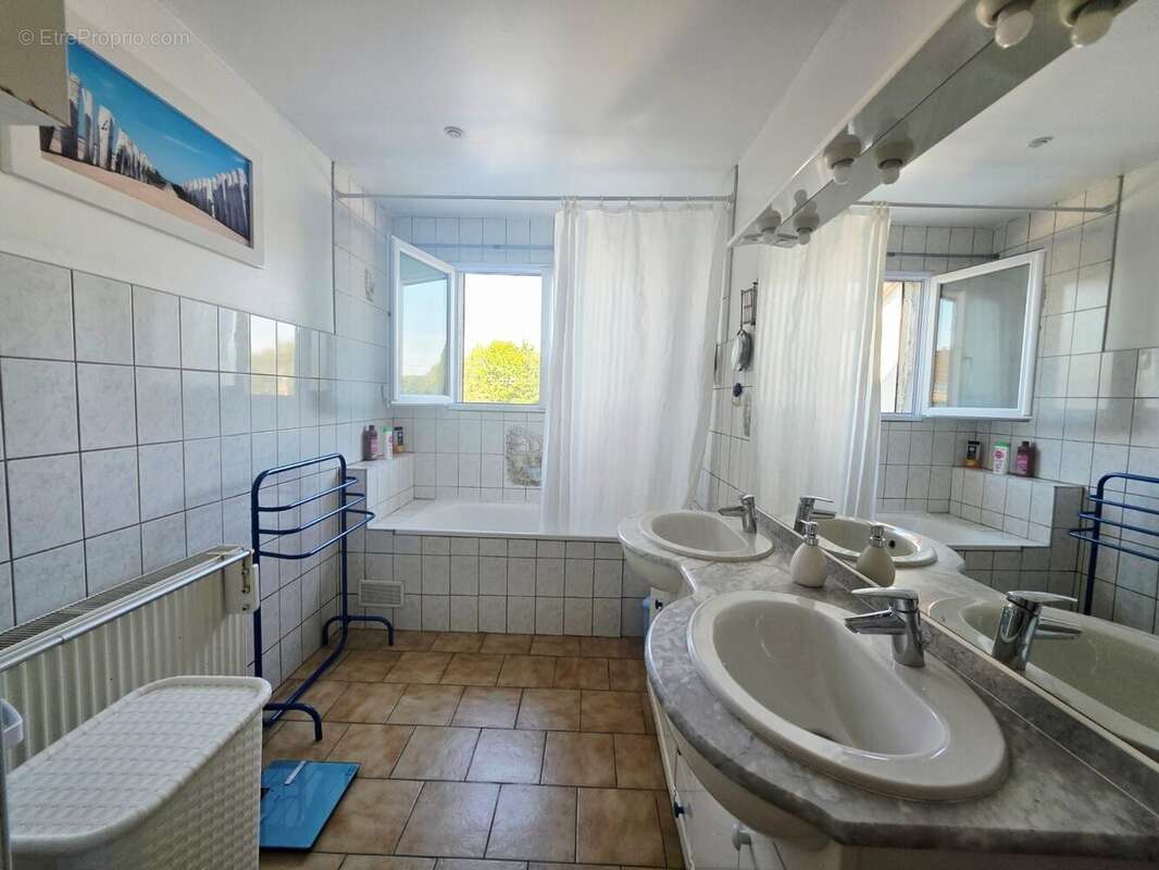 Salle de bains - Maison à JANVILLE