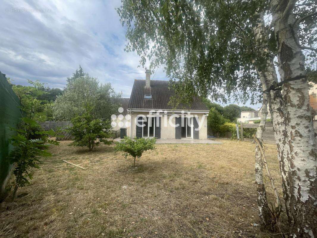 Maison 168 m² à Savigny-Le-Temple  - photo 2