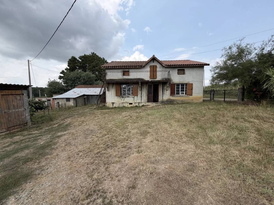 Maison à LELIN-LAPUJOLLE