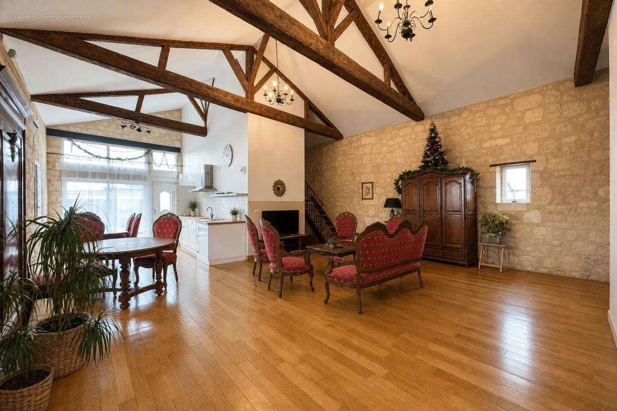Maison de 20 pièces de 500 m² à Ambarès-et-Lagrave - photo 2