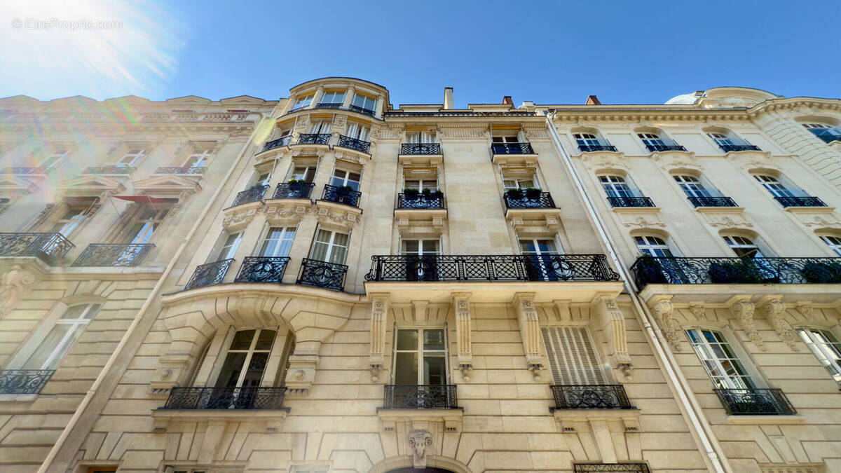 Appartement à PARIS-16E