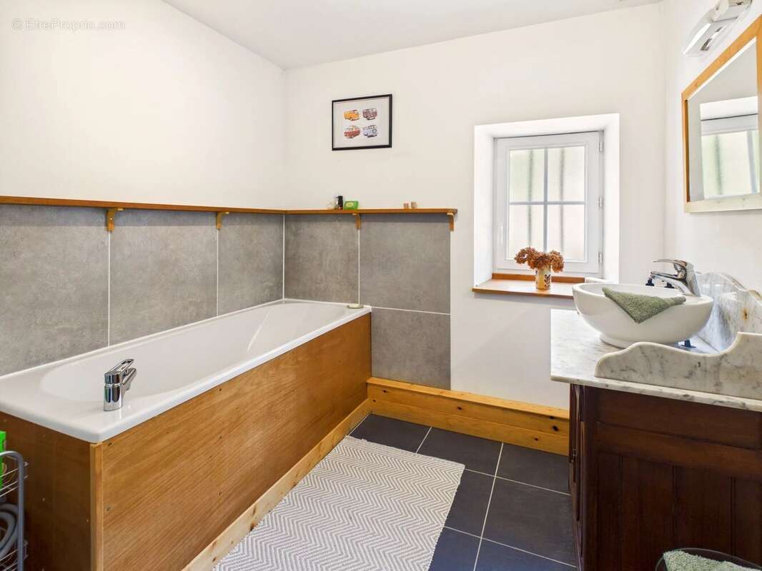 Longère avec Maison d'amis, granges et piscine - photo 12