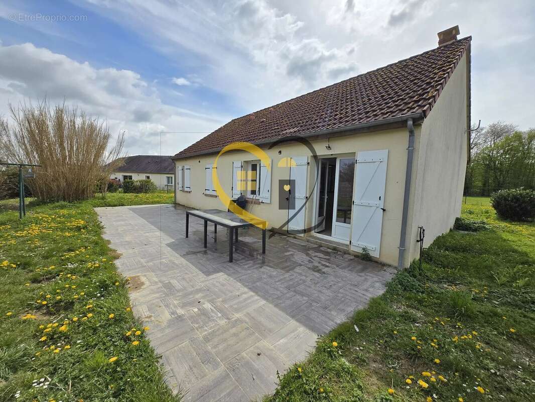 Maison à LES AIX-D'ANGILLON