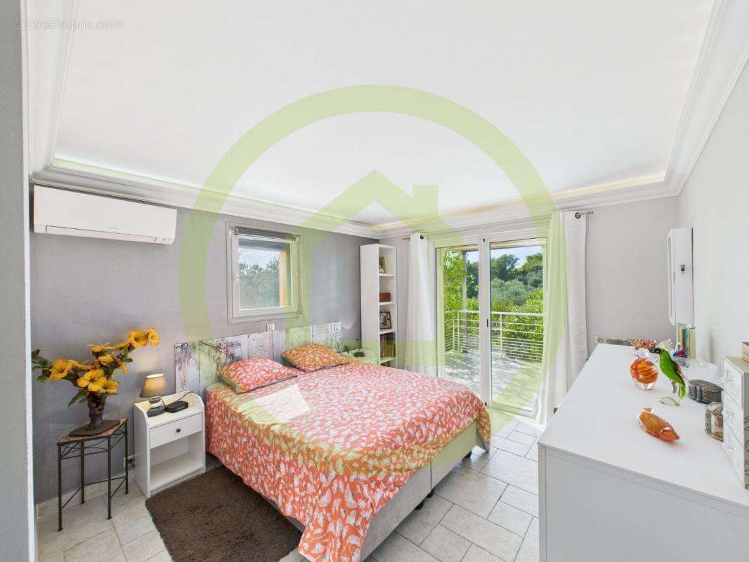 Maison à CHATEAUNEUF-GRASSE