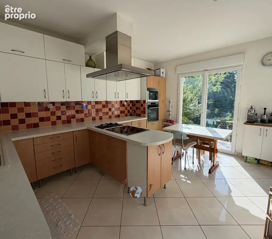 Très belle maison nichée dans la verdure, tout proche du centre. - photo 7