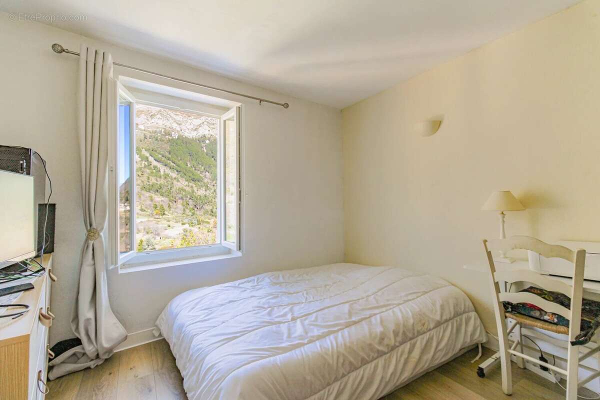 Maison à TOURETTE-DU-CHATEAU