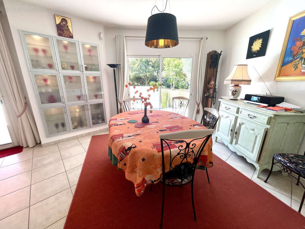 Maison 140 m² à Saint-Ave  - photo 5