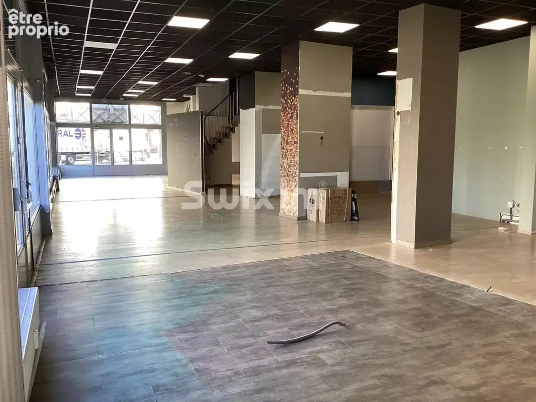 Grande surface de vente et bureaux - photo 2