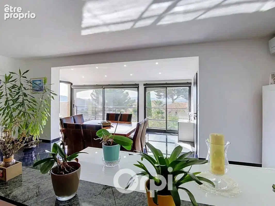 À vendre maison de type 5 d'environ 140m² habitables entièrement rénovée avec piscine et vue mer - photo 8