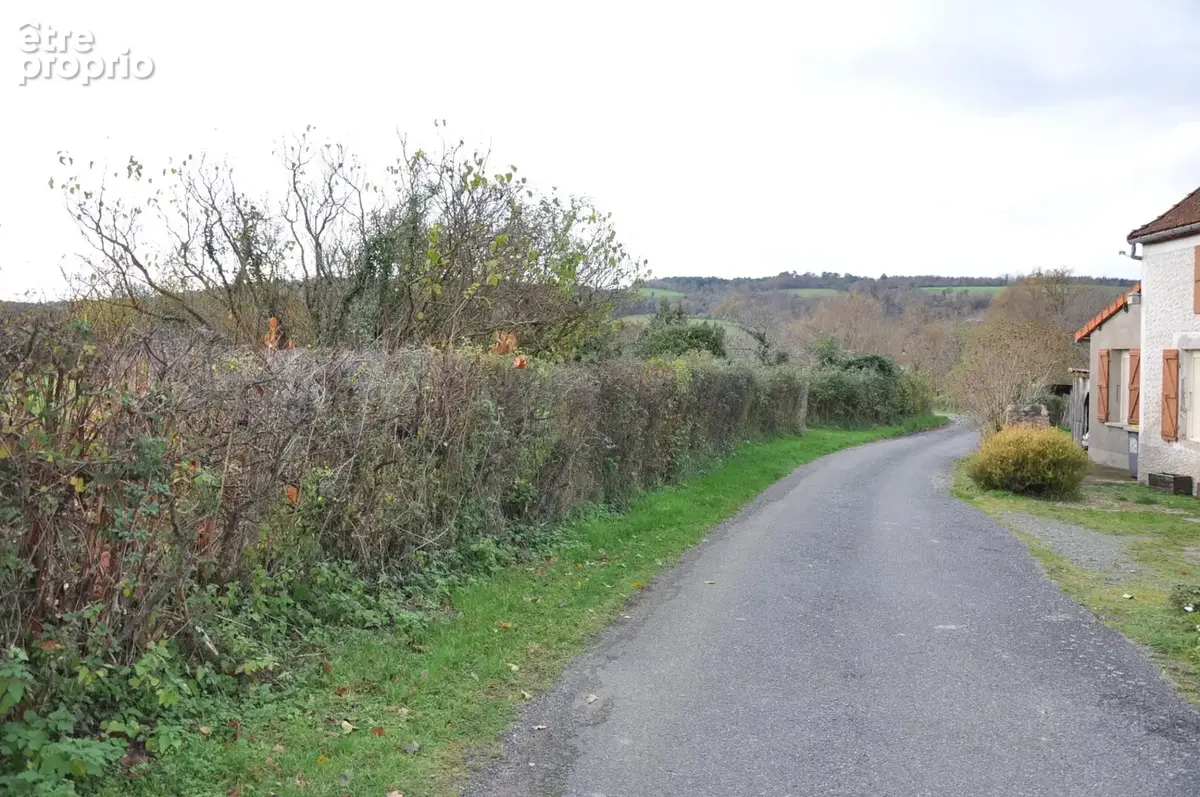 Très beau terrain de 1400 m2, à la sortie du village, avec vues et faible déclivité. - photo 6