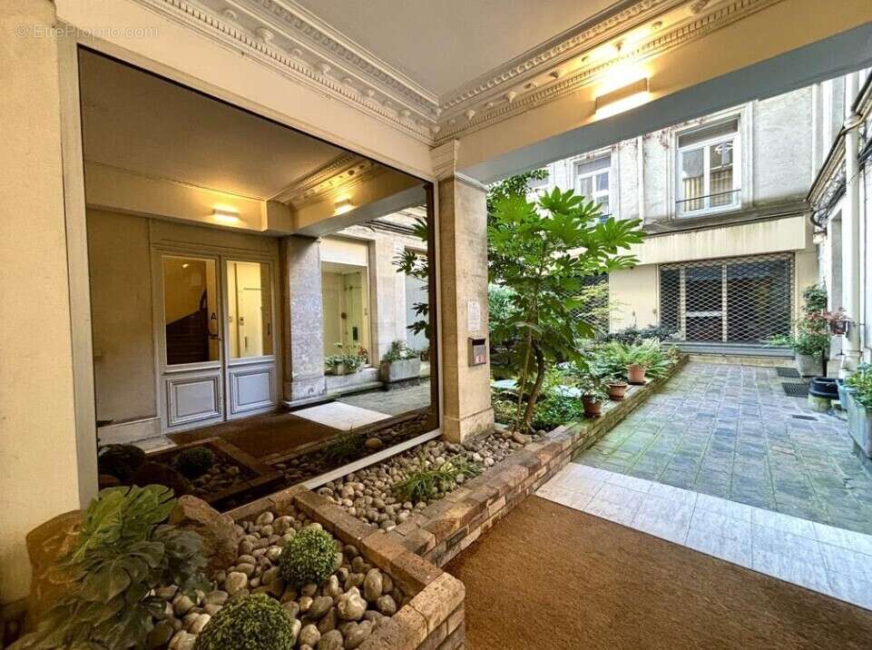 Commerce à PARIS-8E