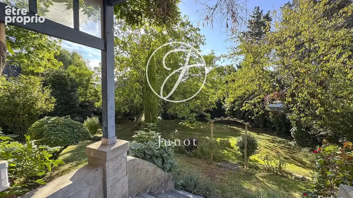 Mons-en-Barœul - TRIANGLE D'OR - Maison bourgeoise - 11 pièces - 285,35m² habitables – 9 chambres – Jardin 900m² – Garage double - photo 4