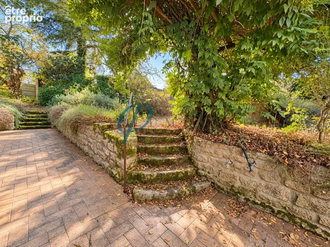 Sucé-sur-Erdre, Maison en pierre de 130 m2 à rénover, 3 chambres, garage et annexes Fort potentiel - photo 2