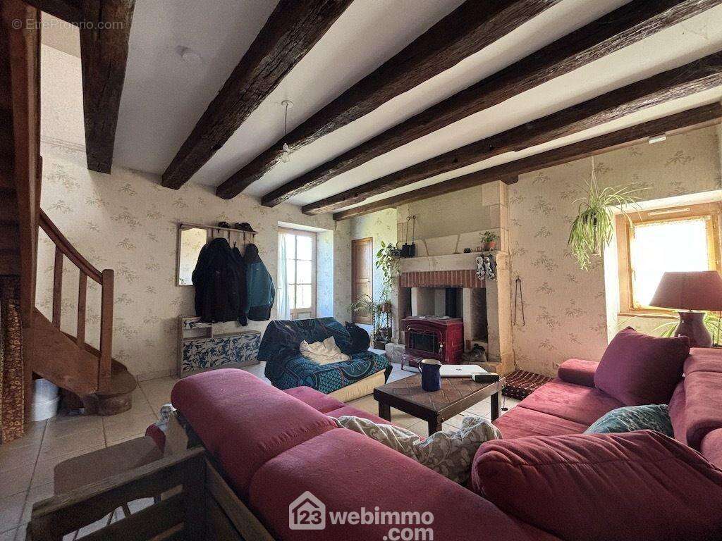 Une pièce cosy et chaleureuse - Maison à LA PUYE