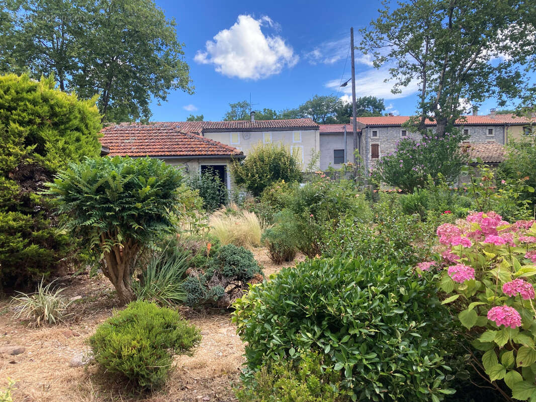 dans village vivant, charmante maison en bon état avec jardin, atelier, et garage. - photo 17