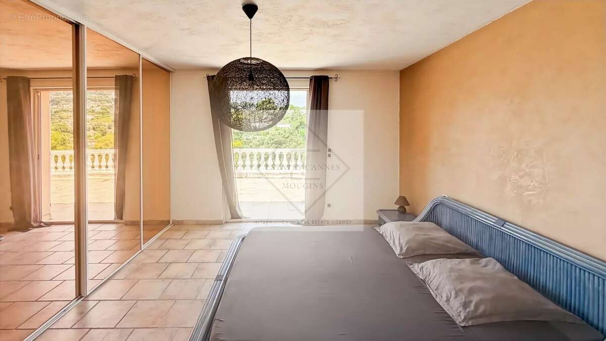 À vendre – villa de charme vue mer à antibes, calme absolu - photo 13