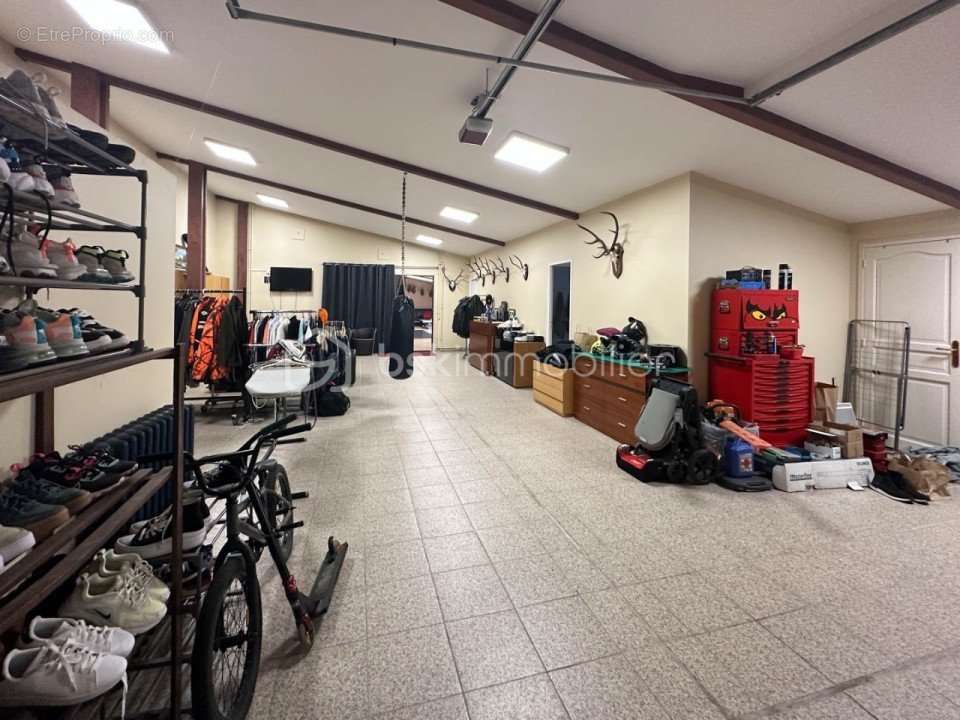 Commerce à NESLES-LA-VALLEE