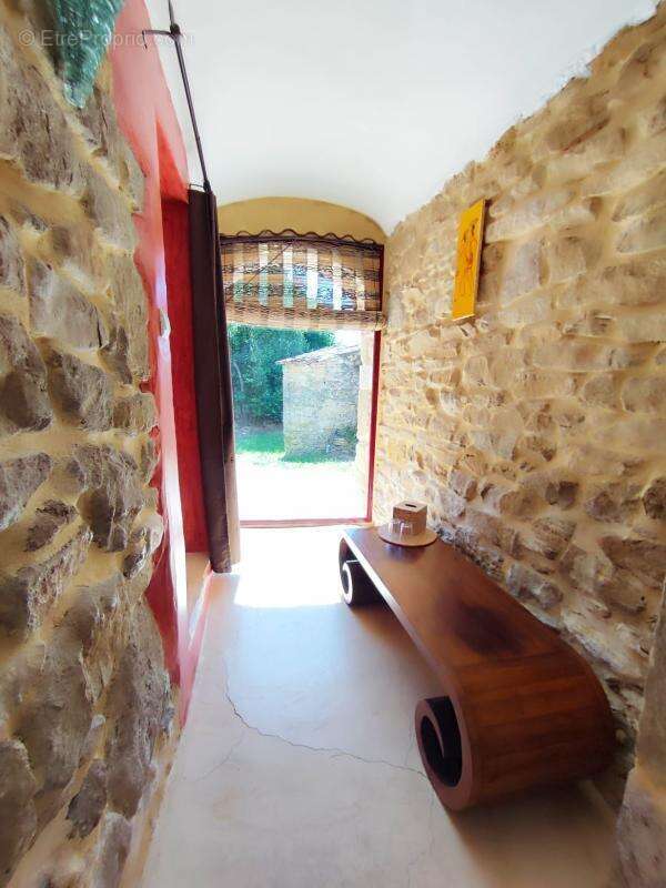 Maison à SAINT-JEAN-DE-MARUEJOLS-ET-AVEJAN