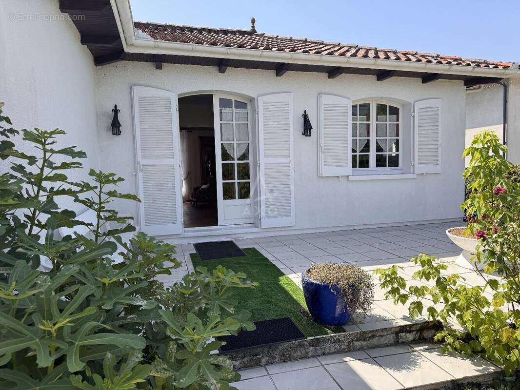 Maison à MAGNAC-SUR-TOUVRE