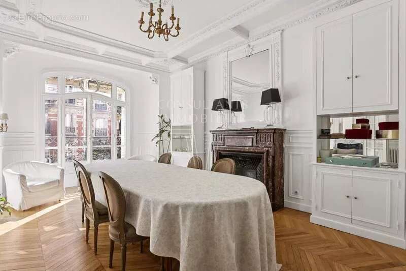 Appartement à PARIS-16E