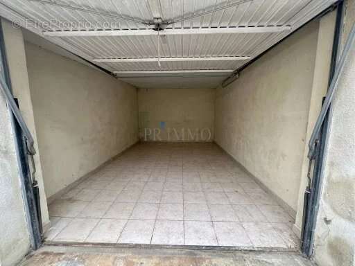 Fréjus Centre Ville Local professionnel avec garage à vendre - photo 2