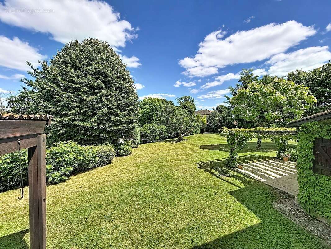 Maison 190 m² à Charbonnieres-Les-Bains  - photo 8