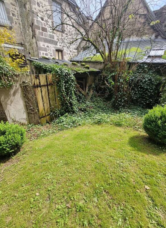 Commerce à BESSE-ET-SAINT-ANASTAISE