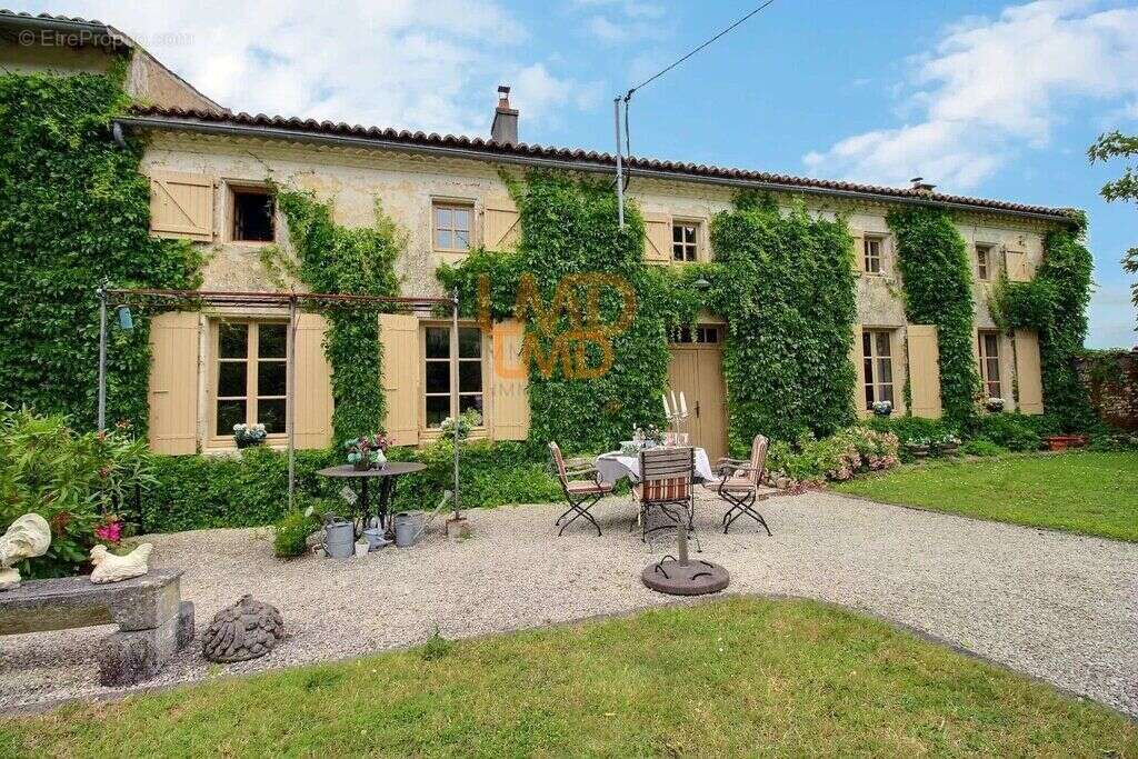 Maison de charme avec piscine et dépendances – 218 m² – (17400) - photo 5