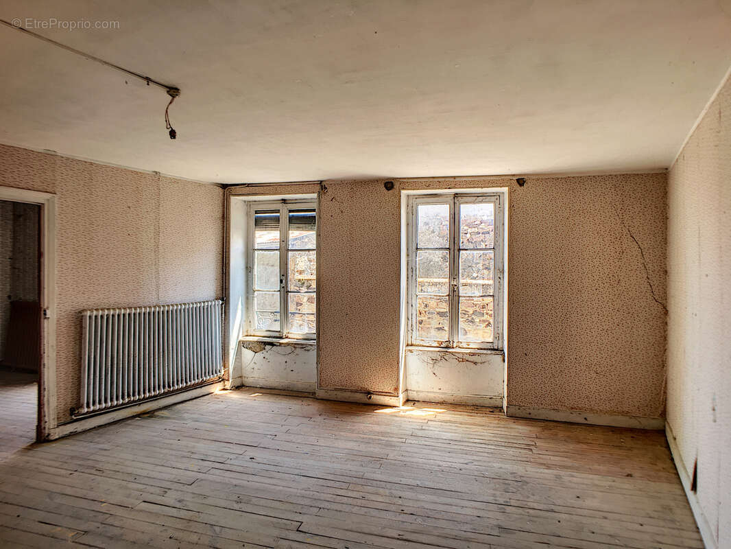 Maison à MONTAIGUT-LE-BLANC