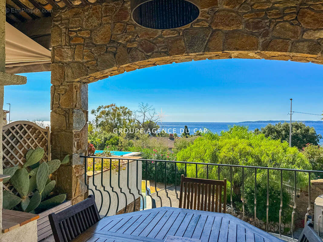 A vendre villa 6 chambres en suite piscine pool house vue mer panoramique sur st-tropez garages et parkings - photo 4