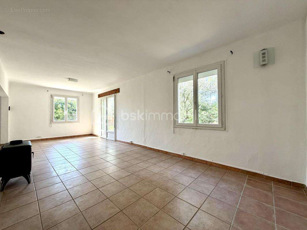Rare à la vente : propriété avec dépendance indépendante à Saint-Saturnin-les-Apt - photo 8