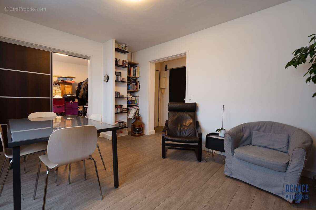 Appartement à LES CLAYES-SOUS-BOIS