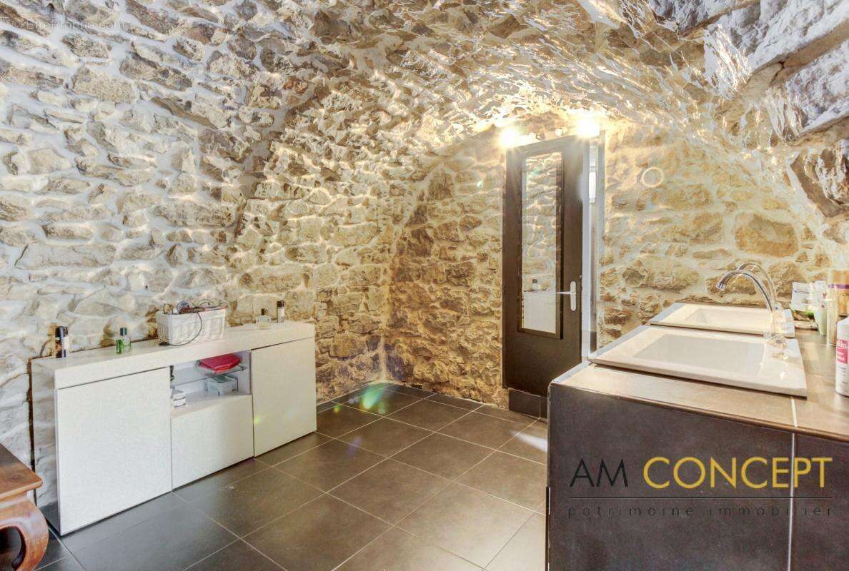 Maison à CHATEAUNEUF-VILLEVIEILLE