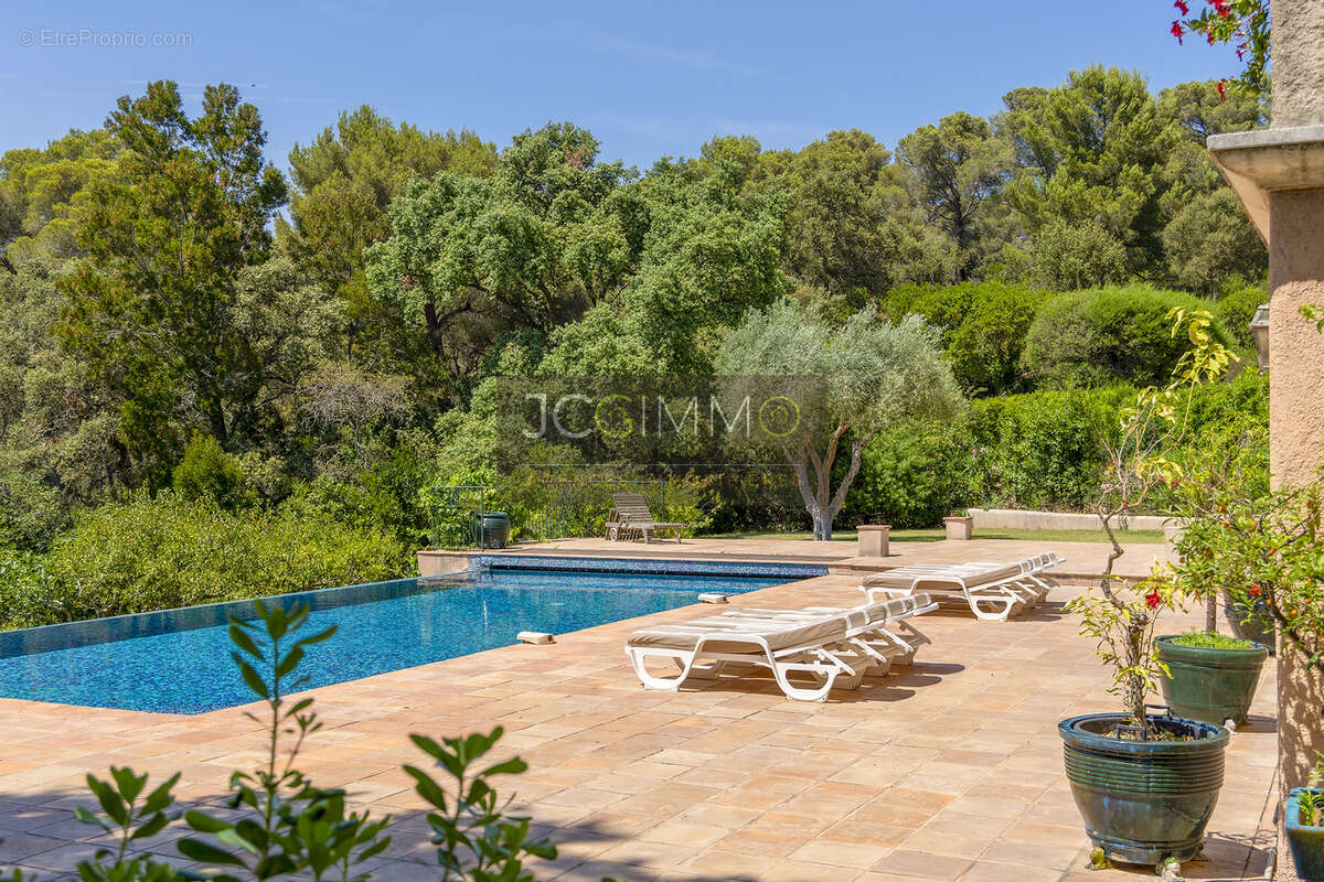 Élégante villa provençale de 194m2 habitables avec piscine à débordement sur 1694m2 de terrain. - photo 5