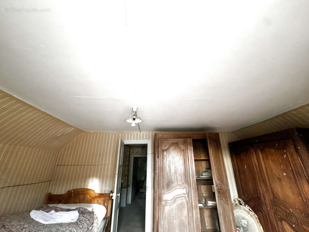 Maison de village  à rénover avec belle grange avec jardin attenant clos de murs  77 000 €   F.A.I. - photo 13