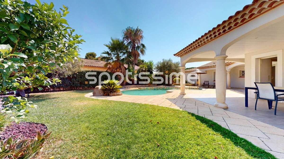 Maison de plain-pied avec piscine lagon sur 915 m² de terrain  Le Grau d'Agde, quartier Baluffe - photo 4