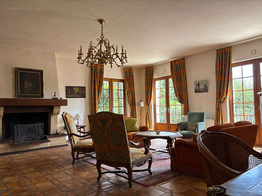 Maison proche de toutes commodités, 8 pièces, 6 chambres, 185 m² sur 2913 m² de terrain - photo 3