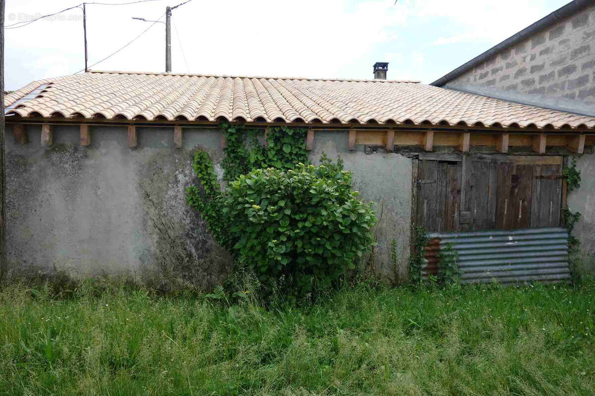 Maison en pierre à rénover avec dépendances et grand terrain de 5200m2 - photo 5