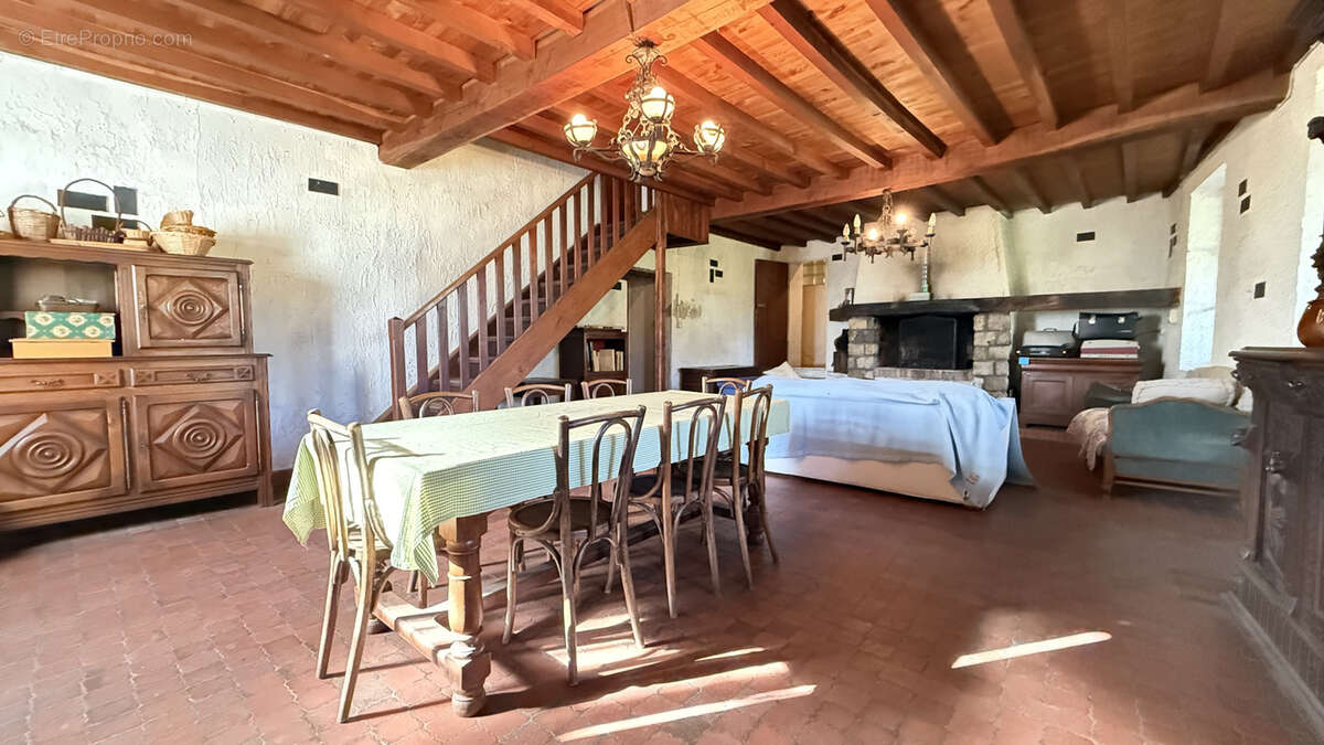 Maison de campagne familiale à rénover entièrement avec grand terrain et dépendances - photo 11