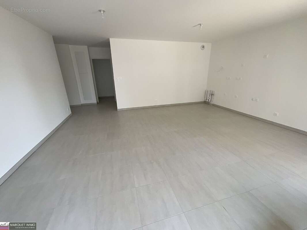 APT T3 offrant 68 m² avec terrasse 15 m² et parking privatif au 4° étage avec ascenseur... - photo 7