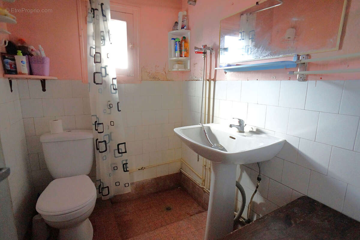 Maison à LAROCHE-SAINT-CYDROINE