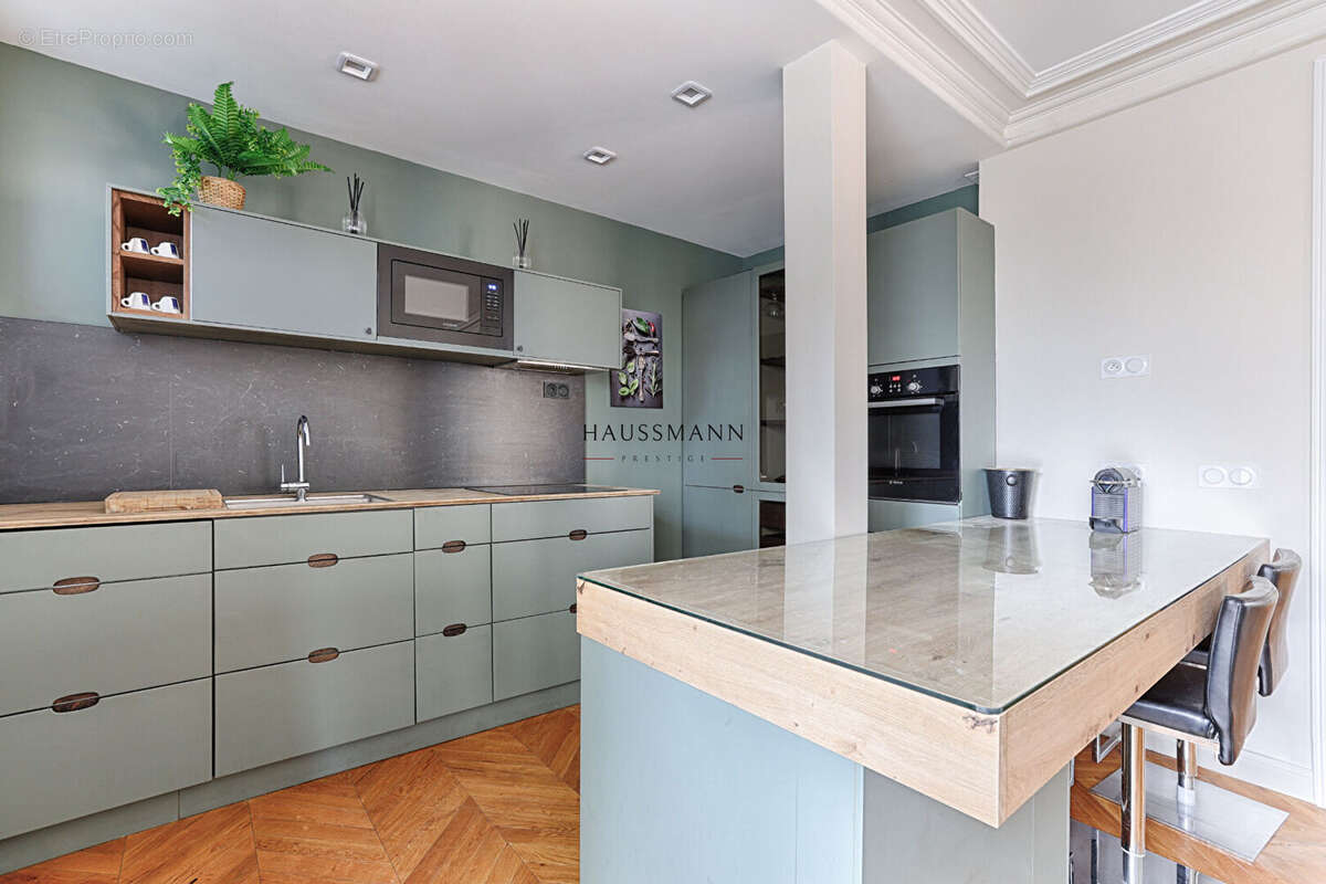 Appartement à PARIS-16E